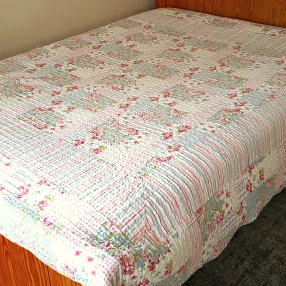 COPY - Reversable vtg. quilted double bed cover and 2 shums - Picture 1 of 6